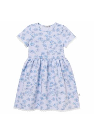 Jasnoniebieska sukienka z krótkim rękawem, z niebieskim kwiatowym wzorem i koronkową lamówką na rękawach i u dołu, zebrana w talii.
