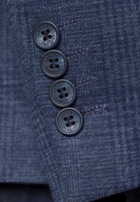 Niebieska tkanina o fakturze z czterema ciemnymi guzikami z wygrawerowanym logo "LANCERTO"; widoczne szwy w pasującym niebieskim kolorze.