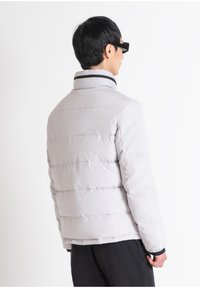 Antony Morato REGULAR FIT IN TECHNO WITH ECOPADDING DUPONT SORONA WITH METAL LOGO ON RUBBER PATCH - Chaqueta de invierno - ice