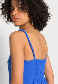 Vero Moda VMTYRA SINGLET - Top - dazzling blue