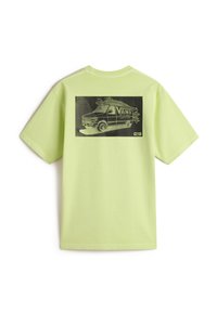 Hellgrünes Baumwoll-T-Shirt mit einem schwarzen Grafikdesign eines Vans-Vans mit Surfbrettern. Kurzärmelig und im Rundhalsdesign.