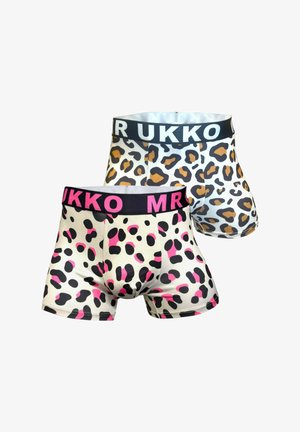 Dwie pary bokserków, jedna w biały leopardski wzór z brązowymi i czarnymi plamami, druga na beżowym tle z różowymi i czarnymi plamami.