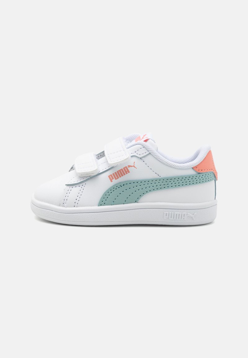 Λευκά αθλητικά παπούτσια με τιρκουάζ και κοραλί λεπτομέρειες, με λείο συνθετικό πάνω μέρος, ιμάντες από βέλκρο και λάστιχο σόλα για πρόσφυση.