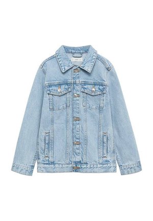 Hellblaue Jeansjacke mit Knopfleiste, zwei aufgesetzten Brusttaschen mit Klappe und seitlichen Eingrifftaschen, flach auf weißem Hintergrund ausgelegt.