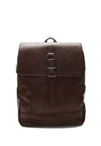 Zaino in pelle marrone con finitura testurizzata, chiusura con fibbia regolabile, manico superiore e tasche laterali per ulteriore spazio di archiviazione.