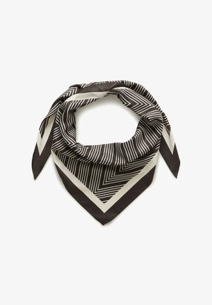 Eșarfă de mătase alb-negru pliată în formă de triunghi, cu un model geometric în dungi și capete ascuțite pe un fundal alb.