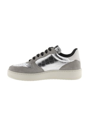 Sneaker in suede grigio con dettagli in sintetico argento metallico, lacci neri e suola in gomma bianca. Presenta una tomaia testurizzata e un design classico.
