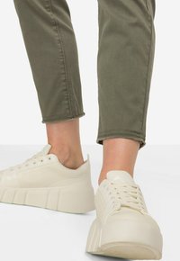 LAURASØN 4-POCKET FRANSENSAUM - Džíny Slim Fit - khaki
