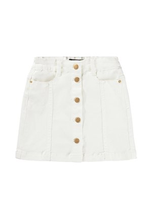 Mini-jupe en jean blanche avec cinq boutons dorés sur le devant et deux poches avant avec des rivets dorés.