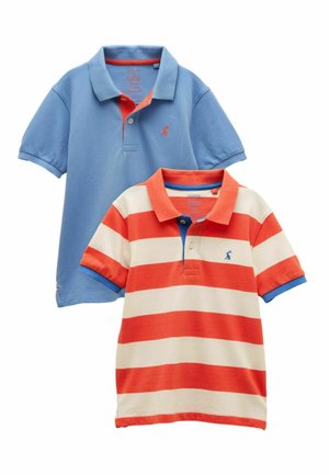 Due polo a maniche corte per bambini: una tinta unita azzurro chiaro con colletto interno arancione, l'altra bianca con larghe righe orizzontali arancioni e polsini delle maniche blu.