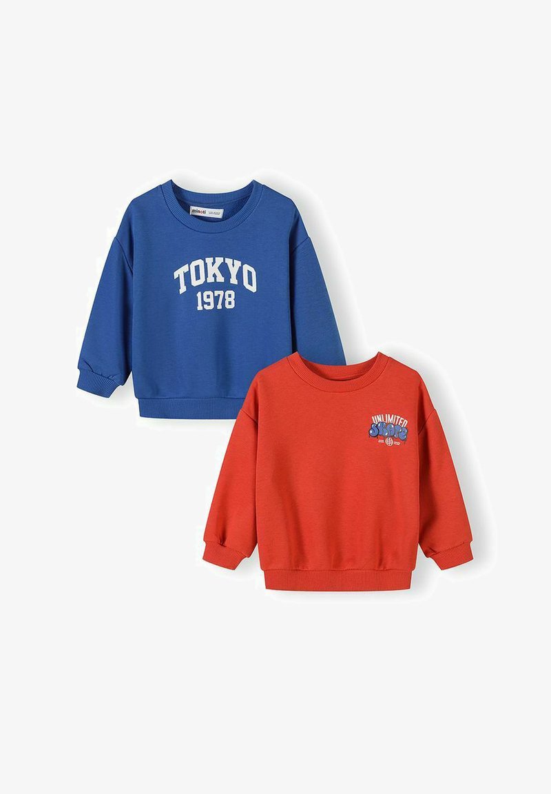 Deux sweat-shirts pour enfants, l'un bleu avec "TOKYO 1978" en blanc, l'autre rouge avec un petit graphique "UNLIMITED SKATE" sur le côté avant gauche.