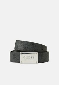 Ceinture en simili cuir noir avec un motif de logo en relief, dotée d'une boucle rectangulaire en métal argenté gravée de "GUESS LOS ANGELES."