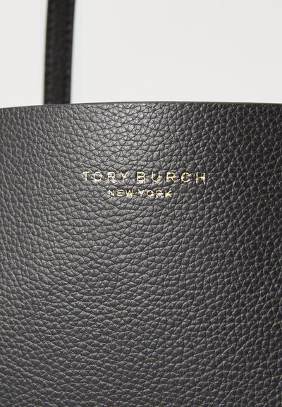 Melnas ādas soma ar faktūras apdari. Iespējota zelta uzspiedes "TORY BURCH NEW YORK" zīmola identifikācija. Vienkāršs un minimālists dizains.