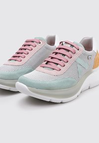 Zapatillas deportivas elegantes que cuentan con una parte superior de malla con acentos en gris claro, rosa y menta, ante texturizado y una suela blanca gruesa.