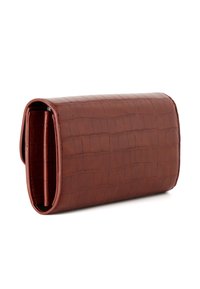 Portafoglio in ecopelle marrone con texture a coccodrillo, caratterizzato da una forma rettangolare pulita e una finitura liscia. Due scomparti visibili.