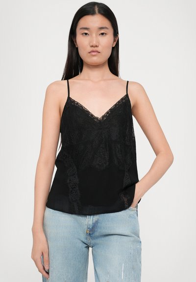 Camisole en dentelle noire avec bretelles spaghetti ajustables, présentant un décolleté en V et des détails en dentelle texturée le long de l'ourlet et des côtés.