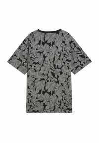 Camiseta de patrón de camuflaje gris con mangas cortas, cuello redondo y detalles en negro. Fabricada con un tejido suave y ligero.