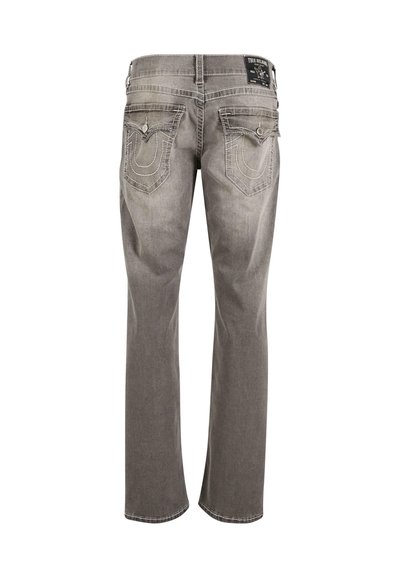 Jeans en denim gris avec une coupe droite, dotés de poches arrière avec des coutures distinctives et d'une étiquette en cuir de marque sur la ceinture.