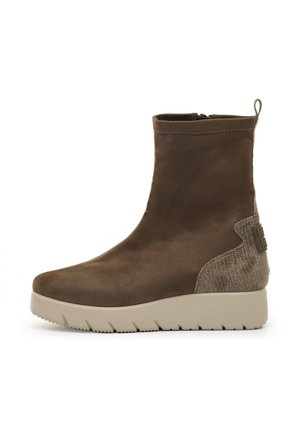Stivale alla caviglia in suede marrone con pannello laterale texture, cuciture sottili e suola a piattaforma di colore chiaro. Presenta un manico sul retro.