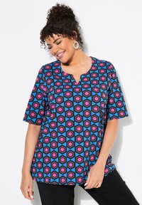 Camiseta de manga corta con escote en V, que presenta un patrón geométrico en azul, rosa y negro. Fabricada con un tejido blando y elástico.