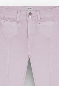 Lila Jeans mit glatter Textur, ausgestattet mit zwei Fronttaschen und zwei Backtaschen. Metallknopfverschluss mit silbernen Akzenten.