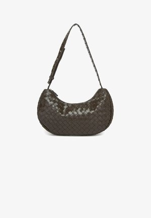 Pletena usnjena torba, temno rjav, v obliki polmeseca, nastavljiv ramenski trak, gladka površina, vzorec tkanja na površini, zaponka na zadrgo.