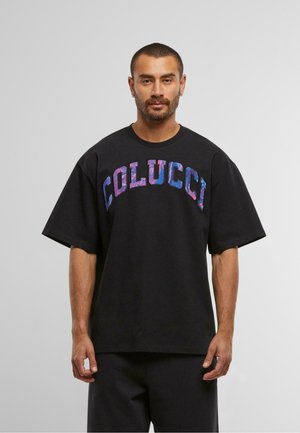 Čierne oversized tričko s nápisom "COLUCCI" v farebných, textúrovaných písmenách. Krátke rukávy a voľný strih zvyšujú pohodlie a štýl.