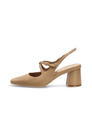 Tacones slingback beige con punta afilada, diseño recortado, correa ajustable en el tobillo y tacón robusto. Acabado suave, detallado mínimo.