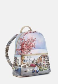 Zaino realizzato in materiale resistente caratterizzato da un design fotografico colorato di paesaggi urbani e fiori di ciliegio. Dettagli con zip dorate.