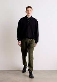 Tommy Jeans AUSTIN - Bukse - fatigue green