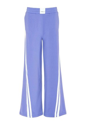 Svetlo vijoličaste hlače širokih nogavic z belimi stranskimi črtami, z elastiko v pasu in oznako "RUMELIS" na hrbtu.