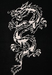 Czarny materiał z białą grafiką smoka, misternie tkany z drobnymi detalami, ukazującymi łuski i pazury stworzenia.