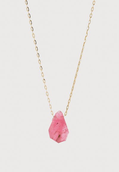 Roze kristallen hanger in een geometrische vorm, hangend aan een dunne, goudkleurige metalen ketting met ovale schakels.