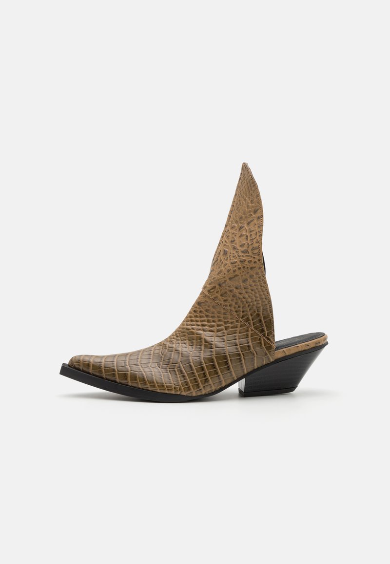 GmbH NAIMA KITTEN HALF BOOTIE CROC EMBOSSED - Cowboy-/Bikerstiefelette - brown