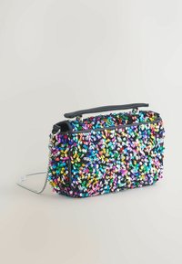 Flerfärgad paljetthandväska med svart bas, rektangulär form, övre handtag och kedjesnodd. Strukturerad, glänsande yta med livliga färger.