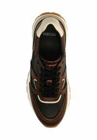 Bruine en zwarte sneaker met een bovenwerk van gestructureerd leer, witte accenten, zwarte veters en een dikke zool. Bevat een detail met reptielenpatroon.