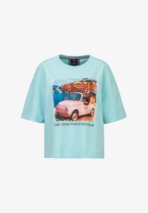 Lichtblauw T-shirt met een afbeelding van een beer die een zonnebril draagt en een roze auto bestuurt langs kleurrijke kustgebouwen en water.