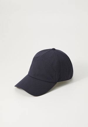Căciulă de baseball de culoare bleumarin, fabricată din material textil, având o vizieră curbată, un design cu șase panouri și un mic logo „BOSS” embosat pe lateral.