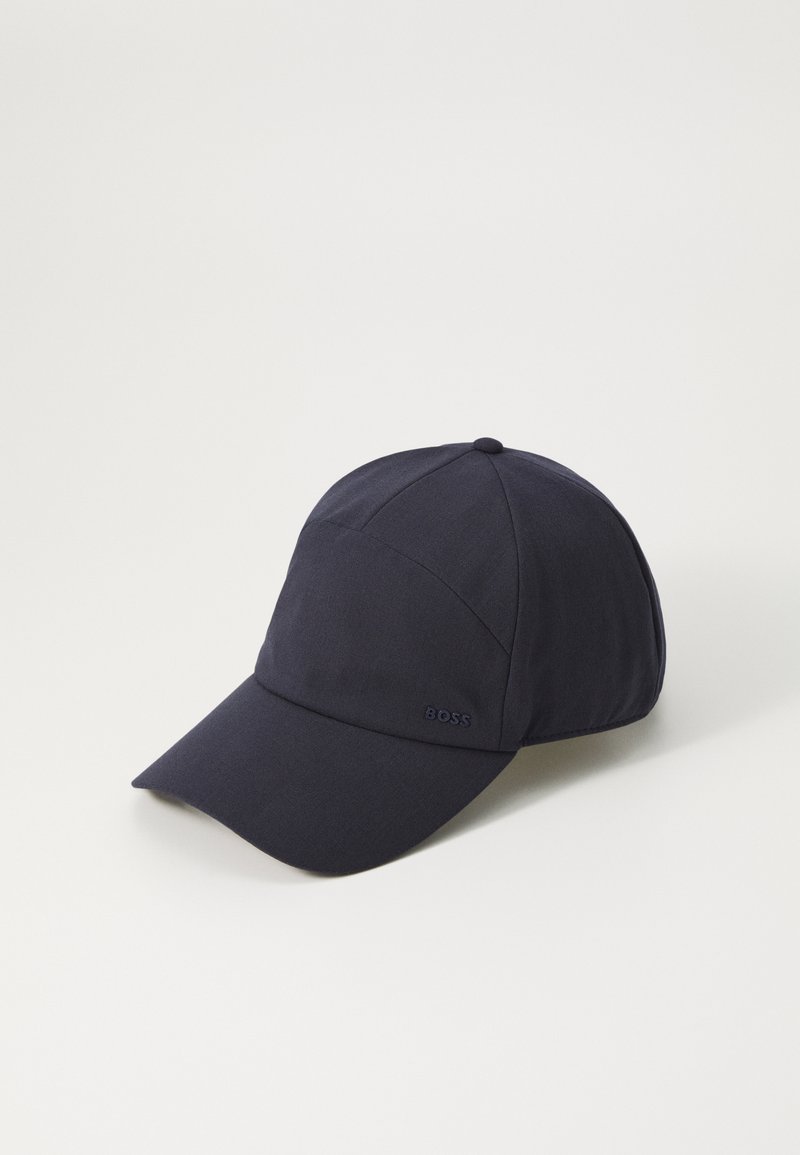 Boné de basebol azul-marinho feito de tecido, com uma aba curva, design de seis painéis e um pequeno logotipo em relevo "BOSS" na lateral.