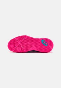Suola di scarpa sportiva caratterizzata da una gomma rosa testurizzata con motivi a zigzag, logo inciso e una sezione nera liscia lungo il bordo.