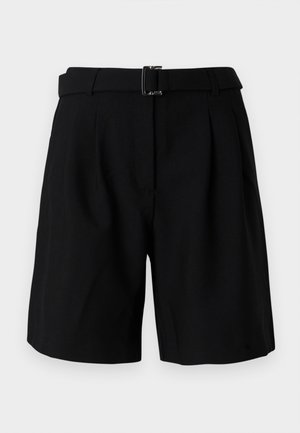 Bermuda nera su misura con una texture liscia, caratterizzata da un ampio cinturino e un dettaglio in metallo. Design strutturato e frontale plissettato.