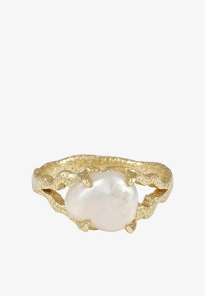Guldfärgad ring med en oregelbundet formad vit pärla i centrum, med klospännen och öppen banddesign.