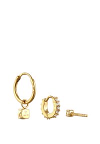 Guldtonede øreringe sat med en lille lås, en krystalklædt hoop og en stud-ørering. Har skinnende teksturer og forskellige former.