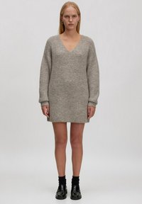 Strickkleid in Hellgrau, mit tiefem V-Ausschnitt, langen Ärmeln und gerippter Textur. Der Saum ist leicht ausgefranst und hat eine lockere Passform.