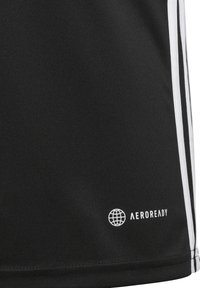 Tela negra con dos rayas verticales blancas a los lados y un pequeño logotipo de un globo blanco seguido de la palabra "AEROREADY" cerca del dobladillo.