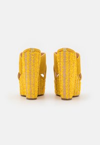 Guess TEISHA - Mules de salto - yellow