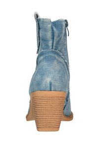Botines de mezclilla en azul claro con un acabado texturizado, que presentan un tacón apilado y un cierre de cremallera en la parte posterior.