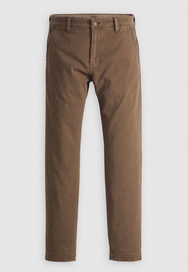 Pantalons en coton marron avec une coupe droite, dotés d'une fermeture à bouton et de passants pour ceinture. Texture lisse et détails de couture simples.