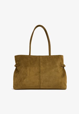 Sac cabas en daim vert olive avec deux longues poignées, une texture lisse et une couture avant. Présente un petit logo dans le coin inférieur droit.