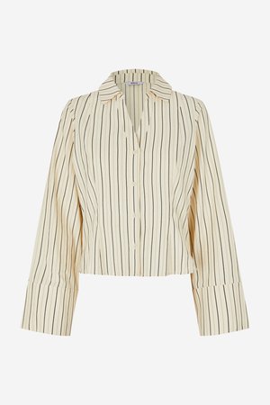 Chemise courte boutonnée couleur crème avec des rayures noires verticales, dotée d'un col et de manches longues avec larges poignets. Texture de tissu lisse.